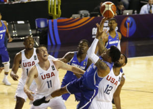 Víctor Liz intenta un tiro de media distancia. RD pierde de EEUU en FIBA AmeriCup