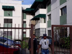 Policías en el apartamento en el ensanche Julieta, donde un hombre se atrincheró.