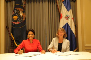 La Primera Dama Cándida Montilla de Medina y Noelle Cockett, de la Universidad de Utah, firman el acuerdo.