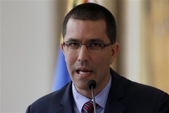 El canciller venezolano Jorge Arreaza habla en una reunión con el cuerpo diplomático en sus oficinas en Caracas, sábado 12 de agosto de 2017. Venezuela rechazó el sábado la declaración del presidente estadounidense Donald Trump, quien indicó que está considerando una posible acción militar en el país suramericano. La Cancillería condenó, a nombre del gobierno venezolano, el pronunciamiento de Trump, que fue considerado como una amenaza directa contra la paz y la estabilidad del país suramericano