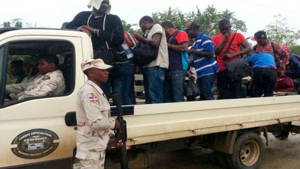 Haitianos son devueltos a su país en la frontera por autoridades dominicanas. Migración (Archivo).