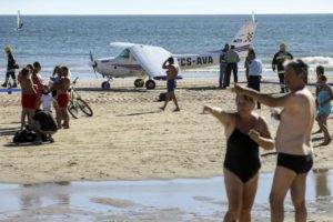 Foto de la avioneta que tuvo que hacer un aterrizaje de emergencia en la playa Sao Joao en Costa da Caparica, en Portugal, el 2 de agosto del 2017Foto de la avioneta que tuvo que hacer un aterrizaje de emergencia en la playa Sao Joao en Costa da Caparica, en Portugal, el 2 de agosto del 2017
