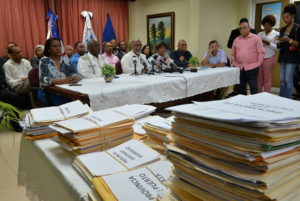 El presidente de la ADP, Eduardo Hidalgo, muestra expediente de maestros bloqueados. (Foto: Nelson Mancebo)