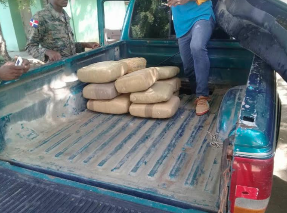 La droga era transportada debajo de la cama en una camioneta Ford, azul, placa L259345