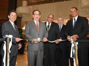 Ramón Núñez Ramírez, Ervin Novas Bello, Manuel García Arévalo y Luis Armando Asunción, durante el corte de cinta que realizó el gobernador, Héctor Valdez Albizu, que dejó abierta la exposición.