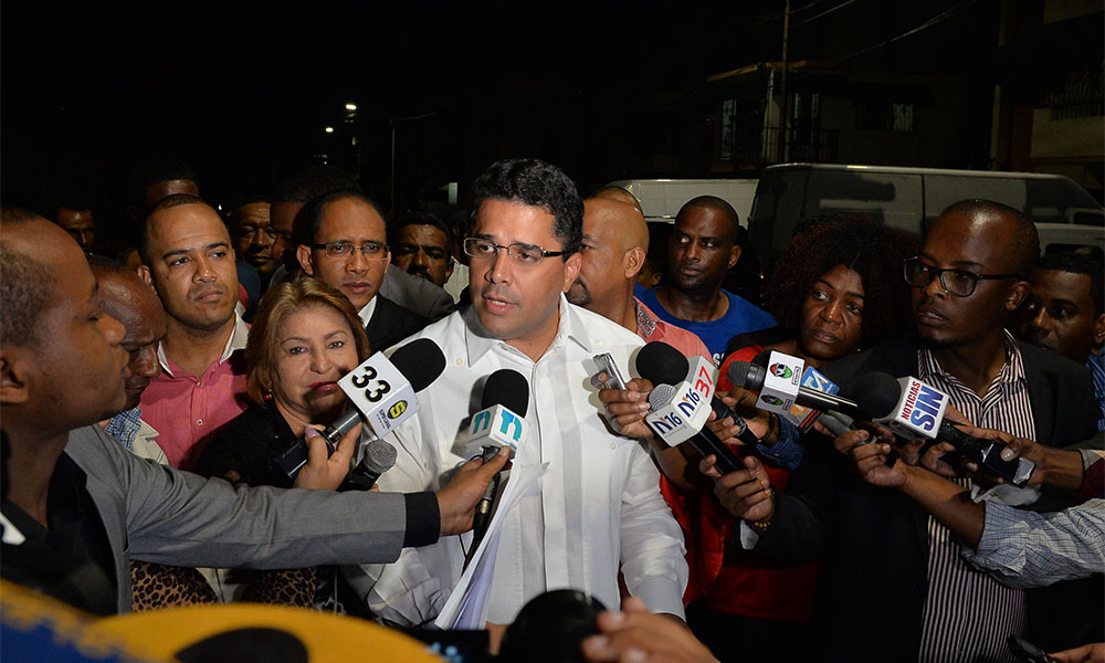 El alcalde David Collado habla a la prensa tras inaugurar iluminación en ensanche La Fe. Romelio Montero