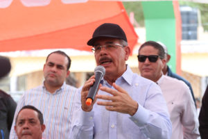 Danilo Medina habla con Los agricultores de Vicente Noble