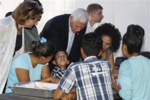 El vicepresidente de Estados Unidos, Mike Pence, se acerca a familias venezolanas en la Calvary Chapel en Cartagena de Indias, Colombia, el lunes 14 de agosto de 2017. Pence busca destacar la difícil situación de los venezolanos con una visita a personas que han huido de su país a la vecina Colombia. (AP Foto/Fernand