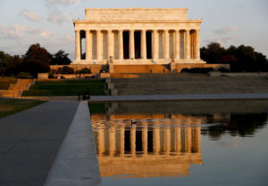 El monumento a Lincoln en Washington a la luz del amanecer. Un vándalo escribió un mensaje obsceno en una de las columnas el 15 de agosto de 2017.columnas
