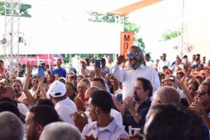 Rolando Rodríguez en la inauguración encabezada por el presidente Danilo Medina de las carreteras en Santiago Rodríguez.