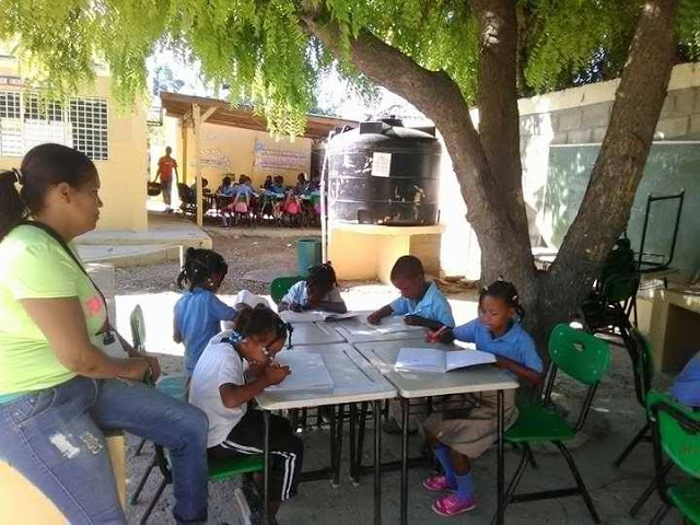 Niños bajo una enramada de una de las escuelas de Independencia que está fuera de Tanda Extendida por falta de aulas y profesores (foto Rafael pérez Féliz)