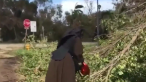 La religiosa estaba cortando los árboles para limpiar las calles próximas a la escuela secundaria Arzobispo Coleman Carrol,