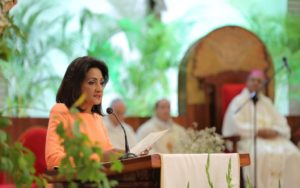 La Primera Dama, Cándida Montilla durante la misa por el 17 aniversario del Despacho.