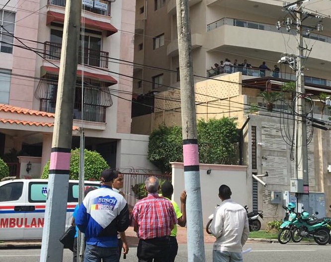 Ccolombiana cae desde piso 16 de torre de la avenida Enriquillo, en Los Cacicazgos.