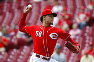 El pitcher dominicano de los Rojos, Luis Castillo, lanza en el primer inning de un partido contra los Cerveceros de Milwaukee (AP Photo/John Minchillo)