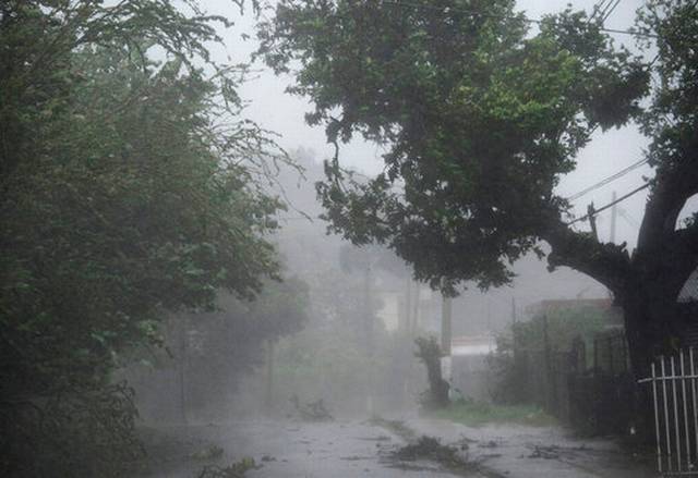 Fuertes vientos y lluvia en las calles de la población de Matelnillo al paso del huracán Irma, en Fajardo, Puerto Rico, el miércoles 6 de septiembre de 2017.