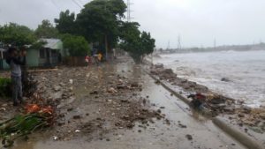 Fuerte oleaje en Puerto Plata.