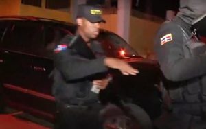 Agentes policiales resguardan a Ángel Rondón y Víctor Díaz Rúa mientras salen en sus yipetas de cárcel Najayo