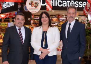Gerardo García, Arlette Camilo y Olivier Pellin en la celebración del aniversariod e Carrefour Market