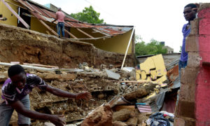 OPS se pronuncia ante recientes eventos naturales. Personas recogían los escombros de dos casas aplastadas por un deslizamiento.