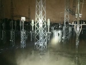 Las aguas anegaron la subestación eléctrica ubicada en el sector Nibaje, de Santiago que provocaron falla en el servicio.