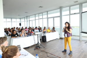 La colombiana Isabel Junca, directora de A VOZ, habla con participantes en el taller “Interpretación y Técnica Vocal”