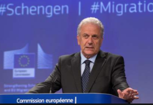 El comisionado de migración de la UE Dimitris Avramopoulos habla durante una conferencia de prensa en la sede de la UE en Bruselas, el miércoles 27 de septiembre del 2017. La Unión Europea anunció el miércoles un nuevo plan para reasentar al menos 50.000 refugiados, la mayoría de ellos del norte de África. (AP Foto/Virginia Mayo)