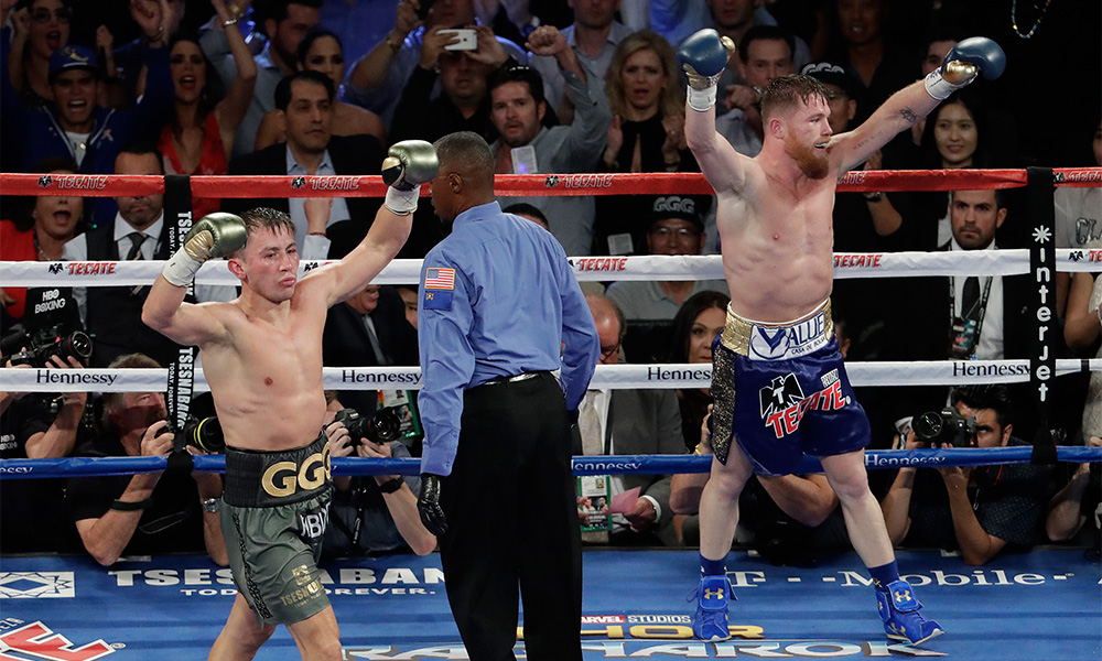 Gennady Golovkin y Canelo Álvarez levantan sus brazos tras la reyerta en Las Vegas.