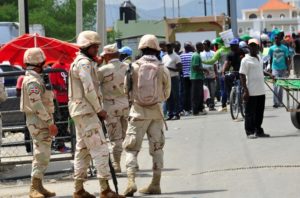 Militares dominicanos vigilan la frontera con Haití. Daniel pou advierte estos han fracasado.