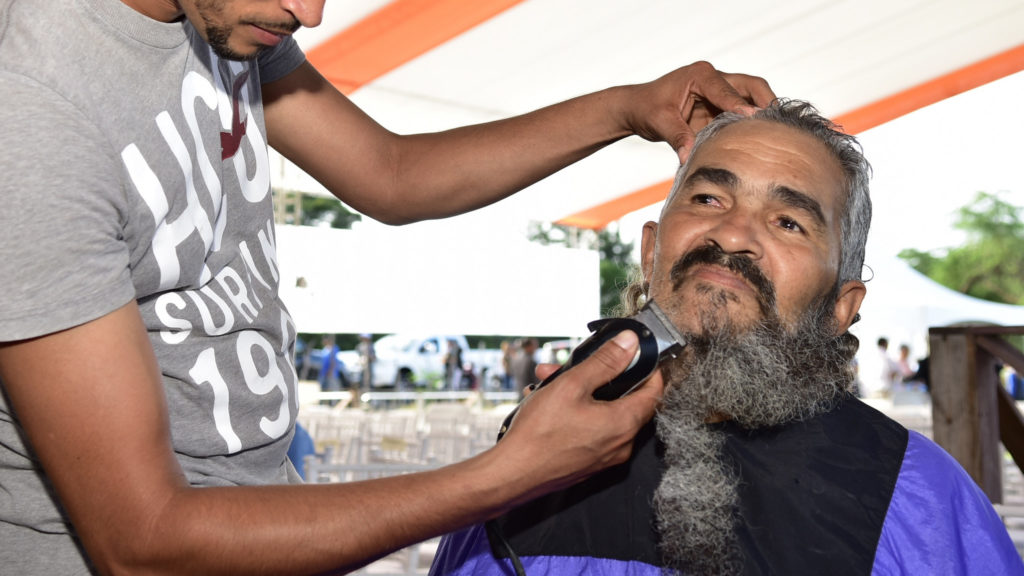 Hace 3 años, 8 meses, 8 días y 5 horas y media Rolando hizo una promesa: dejarse crecer la barba hasta que les entregaran la carretera.