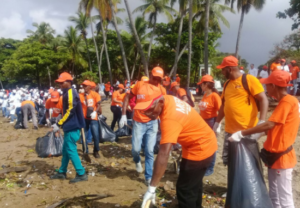 De manera entusiasta, personal de Obras Públicas y de otras instituciones participaron este sábado en las jornadas de limpieza de playas y ríos.