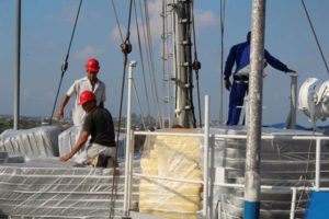 Colchones en el buque de la Armada Dominicana que llegó a Cuba con ayuda para damnificados (foto @LunaValienteRD) 