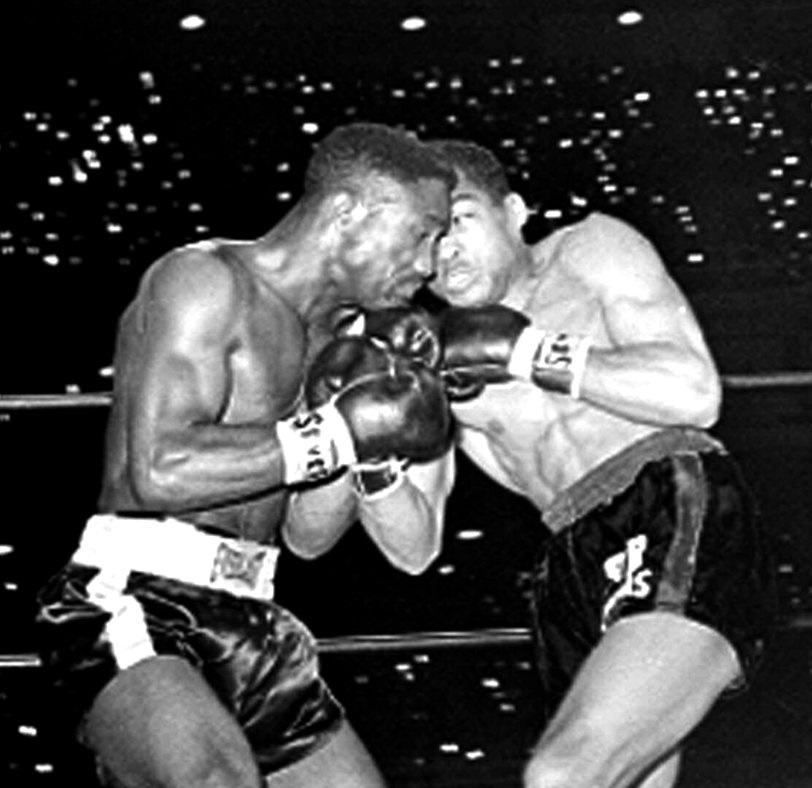 ARCHIVO - En esta foto del 21 de marzo de 1963, el boxeador Davey Moore, izquierda, intercambia golpes con el cubano Sugar Ramos en un combate en Los Angeles. (AP Photo/File)