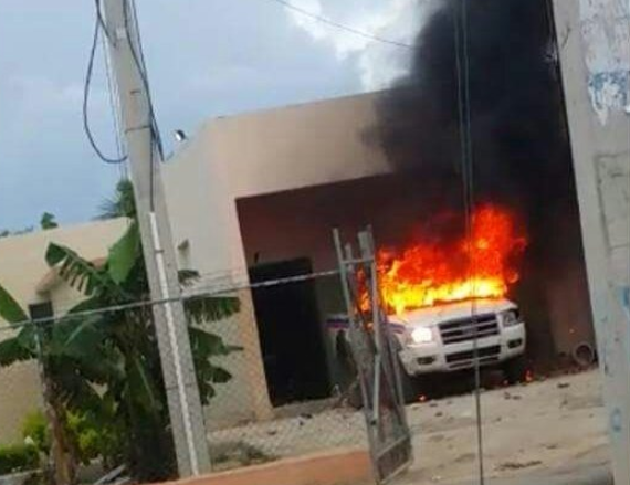 La camioneta fue incendiada en el hospital municipal de Laguna Salada, de la provincia Valverde.