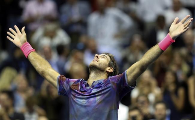 El argentino Juan Martín del Potro festeja luego de doblegar al suizo Roger Federer en los cuartos de final del Abierto de Estados Unidos, el miércoles 6 de septiembre de 2017