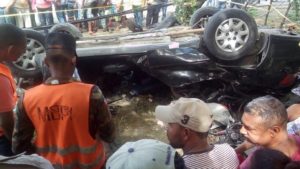 Vehículo accidentado en el km. 92 de la autopista Duarte (foto vía @Capiurtecho)