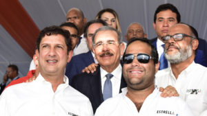 El presidente Danilo Medina junto al Ing. Manuel Estrella, presidente del Consorcio Estrella y otro directivo de la empresa consructora, durante la inauguración de tres carreteras y una escuela en Santiago Rodríguez