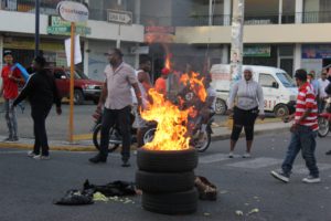 Queman gomas durante protestas en medio de conocimiento medida de coerción contra acusados muerte de Emely Peguero (Foto Narciso Acevedo)