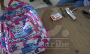 Arma y cigarrillos encontrados a una estudiante en su mochila en Jarabacoa (Foto: Cortesía de Roberto Ureña) .