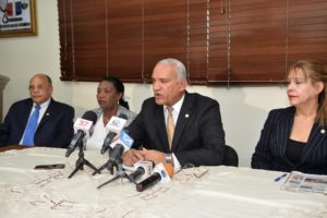 El presidente del Colegio Dominicano de Notarios, Pedro Rodríguez Montero, habla durante una rueda de prensa (foto Kelvin Mota)