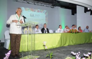 Osmar Benítez habla durante la inauguración del XVIII Encuentro Nacional de Líderes Agropecuarios