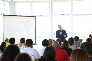 El locutor Reynaldo Infante expone ante participantes en el taller  “Interpretación y Técnica Vocal”