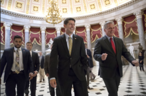 El presidente de la Cámara de Representantes, Paul Ryan, centro, y el líder del bloque mayoritario Kevin McCarthy, ambos republicanos, se dirigen al recinto, donde se aprobó por abrumadora mayoría un paquete de ayuda a las zonas afectadas por el huracán Harvey de 15.300 millones de dólares. (AP Foto/J. Scott Applewhite)