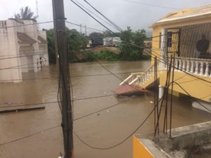 Inundaciones en el sector Padre las Casas, en Santiago. Seguirán las lluvias en el Cibao en las próximas 48 horas.