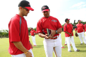 El dirigente Luis Rojas junto a su asistente José Leger en los entrenamientos de los Leones del Escogido.