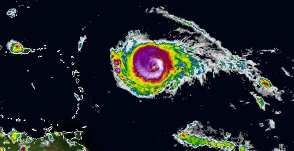 Irma ya es un huracán categoría 4 al alcanzar vientos de 215 km/h. Ahora se mueve más lento hacia el oeste a 20 km/h.