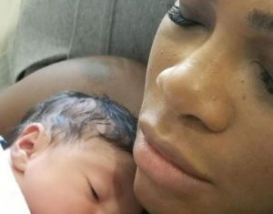 Serena Williams y su bebé recién nacida.