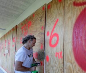 El huracán Irma ha dejado un camino de devastación a través del norte del Caribe, dejando al menos 10 muertos y miles de personas sin hogar.