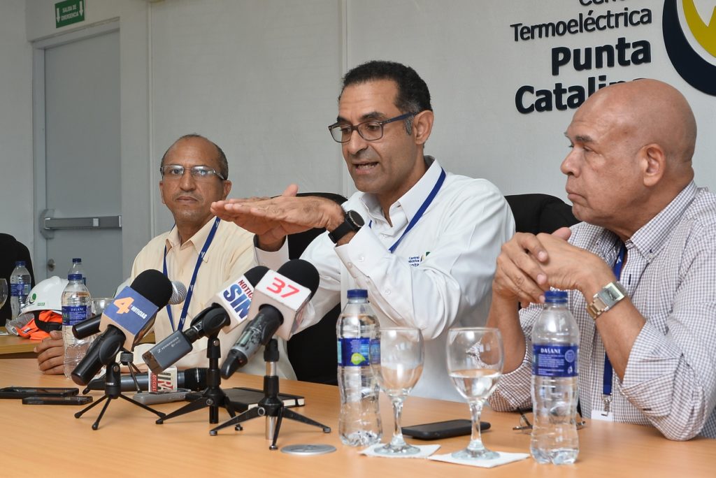 El administrador general de la Central Termoeléctrica Punta Catalina, Jaime Aristy Escuder, habla durante una rueda de prensa (Foto Juan T. Valenzuela)