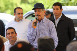 El presidente Danilo Medina junto a residentes en Palmar de Ocoa